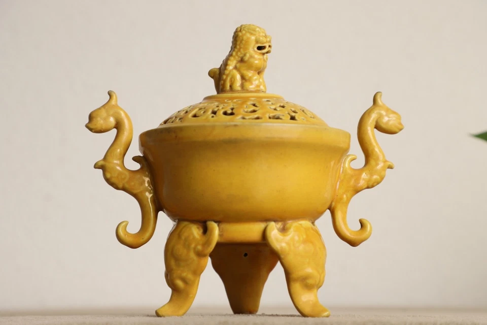 Quemador de incienso de porcelana trípode esmalte amarillo asas de dragón dobles y remate de león Foto 4 de 4