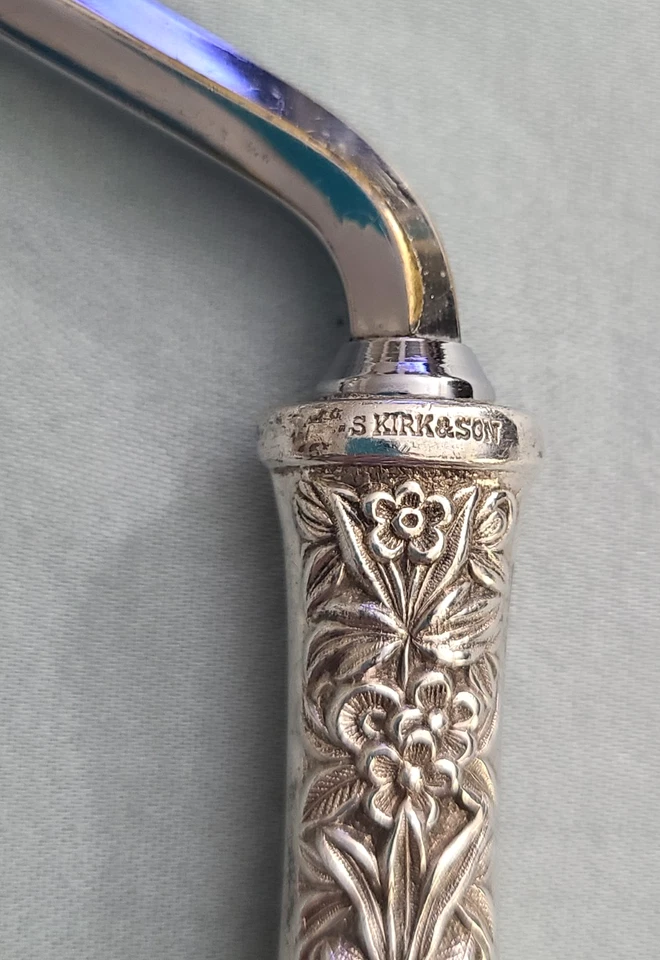 Quebra-bolos antigo S. Kirk & Son prata esterlina repousse cabo floral - Imagem 4 de 4