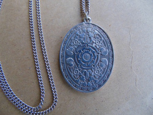 THE ELIZABETH R STERLING SILVER PENDANT & CHAIN LONDON 1977, BOXED - Picture 5 of 12
