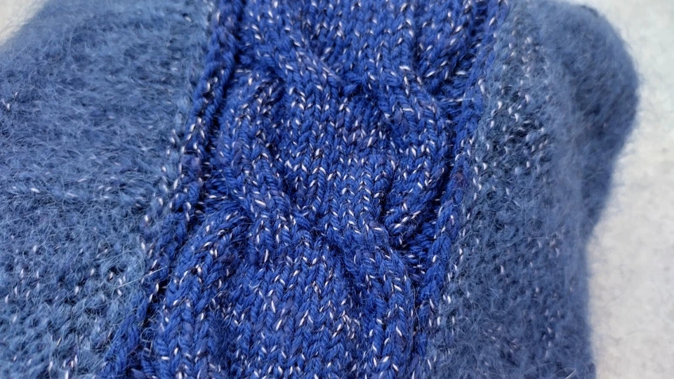 Hermoso sombrero color azul profundo, 15% seda, 15% angora, 70% lana Foto 3 de 4