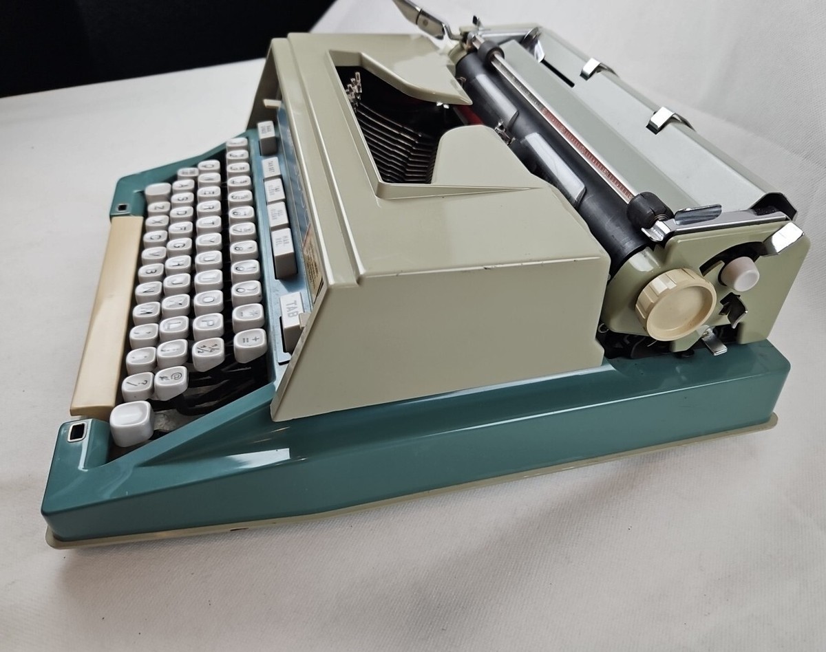 VINTAGE TYPEWRITER HERMES 3000 1971 Serial 7134104 Green VINTAGE TYPEWRITER HERMES 3000 1971 Serial 7134104 Green