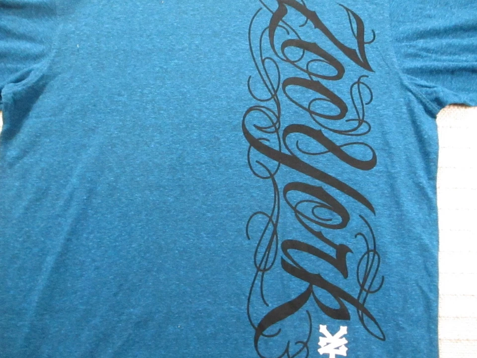 Camisa para mujer Zoo York azul mediana manga corta cuello redondo deletreada mezcla de algodón Foto 2 de 4