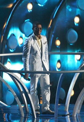 Usher introduces RIZE dancers at 2005 MTV Video Music Awards Show - Old Photo 1
