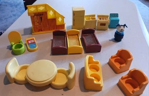 17 vintage Fisher Price Little People Washer, Fridge, Stove, Beds, Chairs