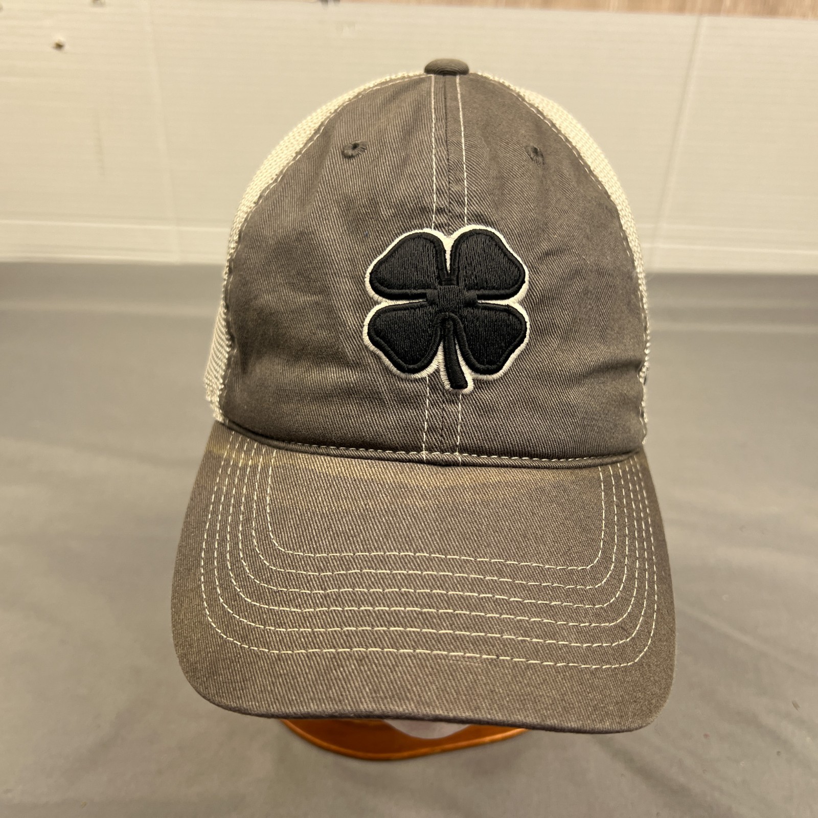 Gorra con logotipo de trébol negro Live Lucky gris adulto OSFA banda flexible malla sombrero trasero