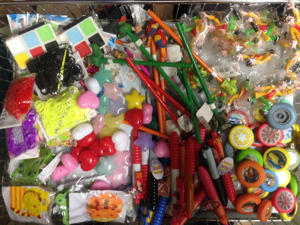 300 Teile Karton Wurfmaterial Karneval Fasching Restposten Spielzeug Plüsch - Bild 2 von 2