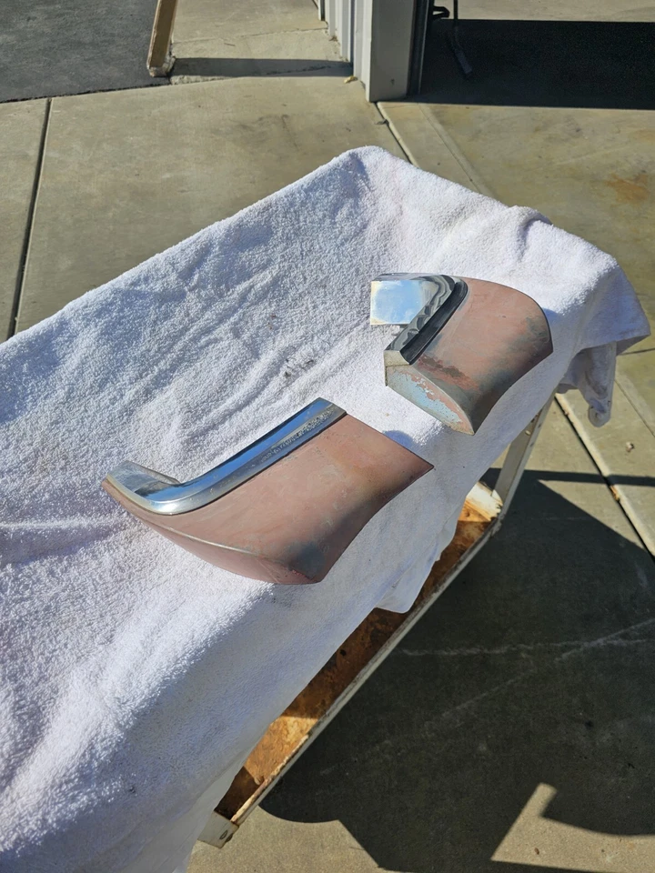 Buick Lesabre Wildcat 1965 diestro cuarto trasero extensiones GM OEM par de extensiones Foto 4 de 4