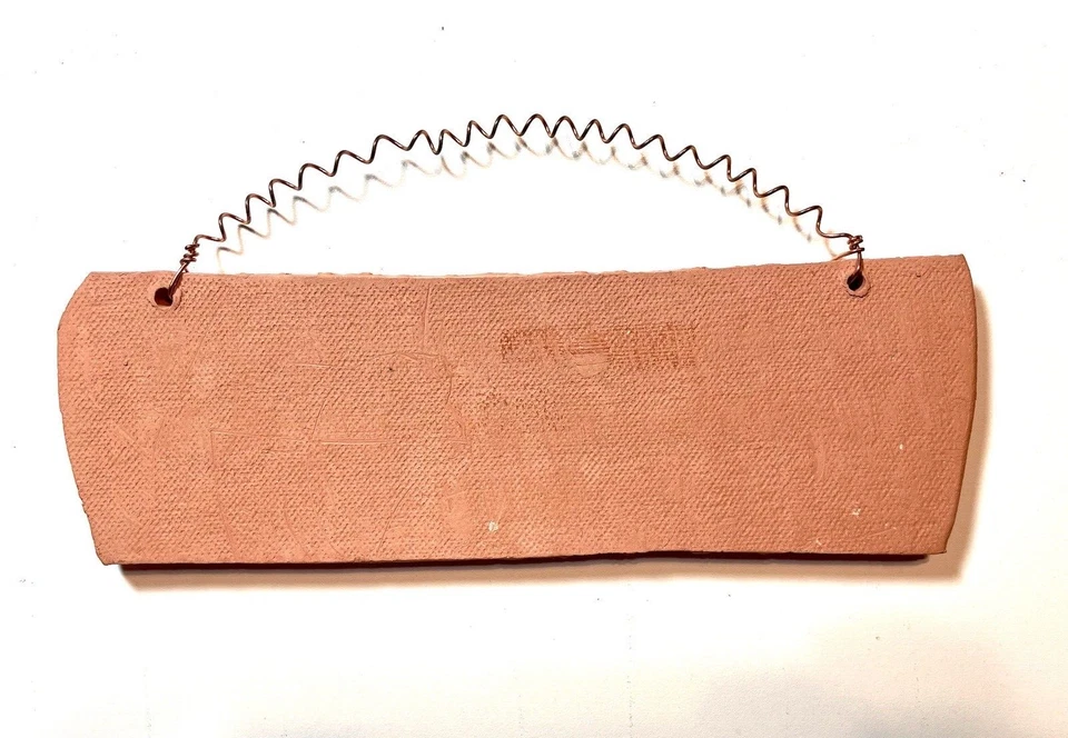 Цитата Карла Юнга «Кто смотрит снаружи мечты: ...на терракотовой плитке с латунной вешалкой - Изображение 2 из 2