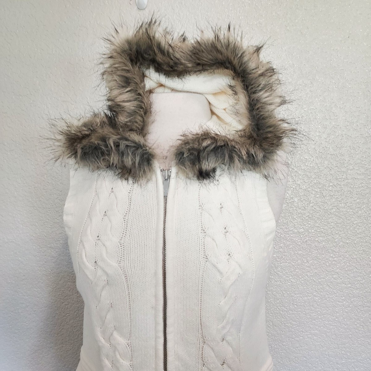 ☆人気☆【LAFUDGESTORE】☆CABLE WOOL KNIT PADDING VES.T☆ Jones New York Cream Cable Knit Vest w/Faux Fur Hood Size M