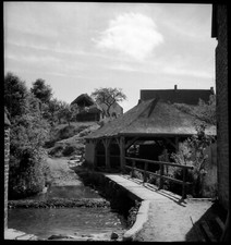 Paysage rural lavoir rivière pont - ancien négatif photo an. 1950
