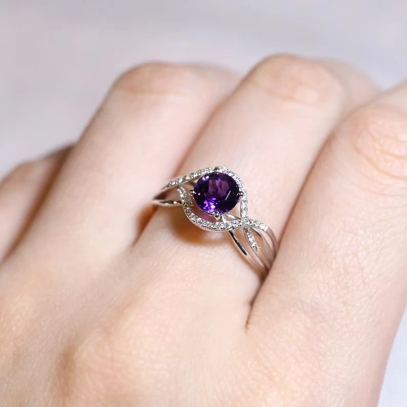 Anillo de boda redondo de amatista simulada de 2 quilates para mujer enchapado en oro blanco de 14 quilates Foto 4 de 4
