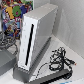 Nintendo Wii Console Bundle w/2 Remotes, 2 Nunchuks, Sensor Bar 3 Games TESTED