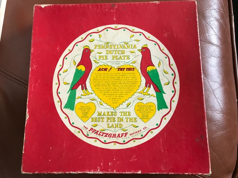 PFALTZGRAFF PENNSYLVANIA DUTCH PIE PLATE BURGUNDY GLAZE BAKER W/ORIGINAL BOX