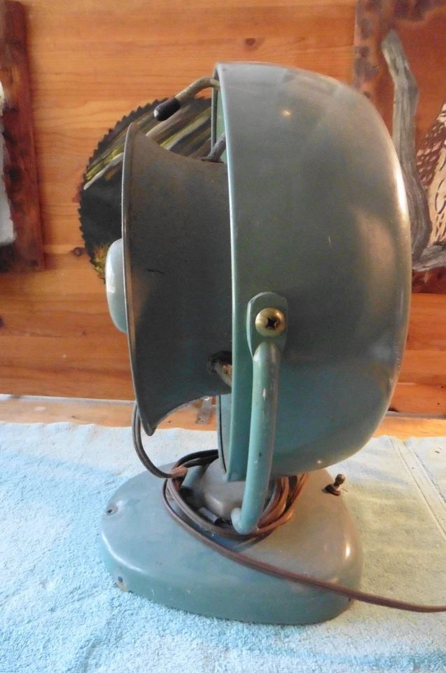 Ventilador de Escritorio VORNADO Azul Metal Años 50 De Colección Modelo B24C1-1 3 Hojas Funciona Antiguo Funciona Foto 4 de 4
