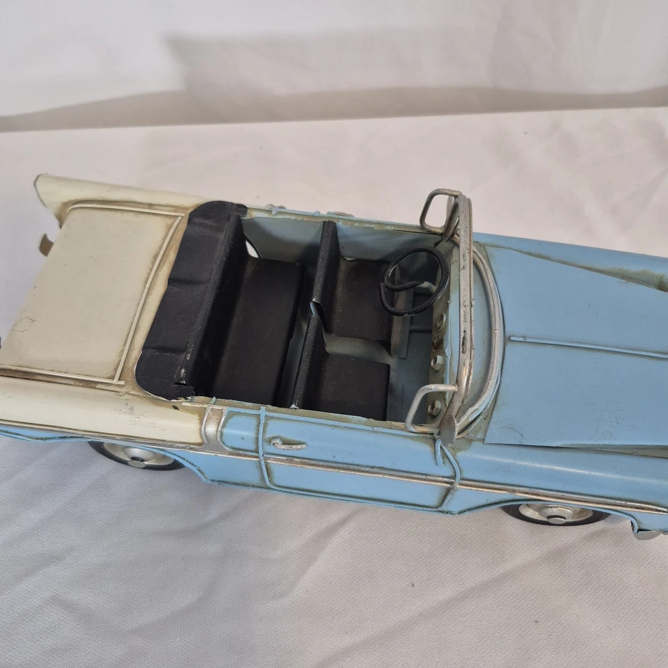 "De colección único hecho a mano estaño azul/blanco 57 convertible 11""x 4,75""x 3""" Foto 2 de 4