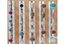 Hobbyaufl&ouml;sung Konvolut 45 St&uuml;ck Ringe Edelstahl und Messing Holz Ringtablett