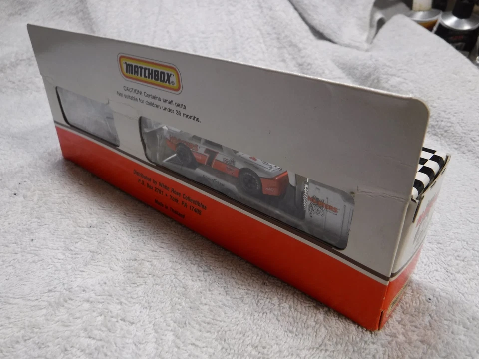 Matchbox Team Convoy Hooters Restaurants Racing Transporter Set - Image 4 of 4