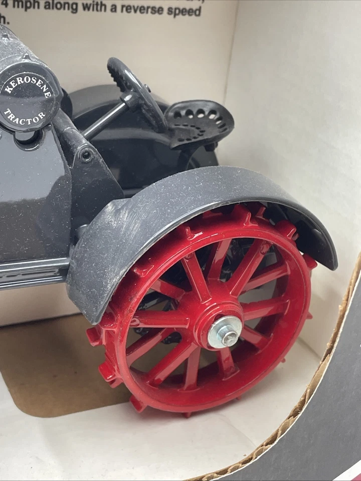 Tractor de queroseno internacional Country Classics por modelos a escala 8-16 Foto 3 de 4