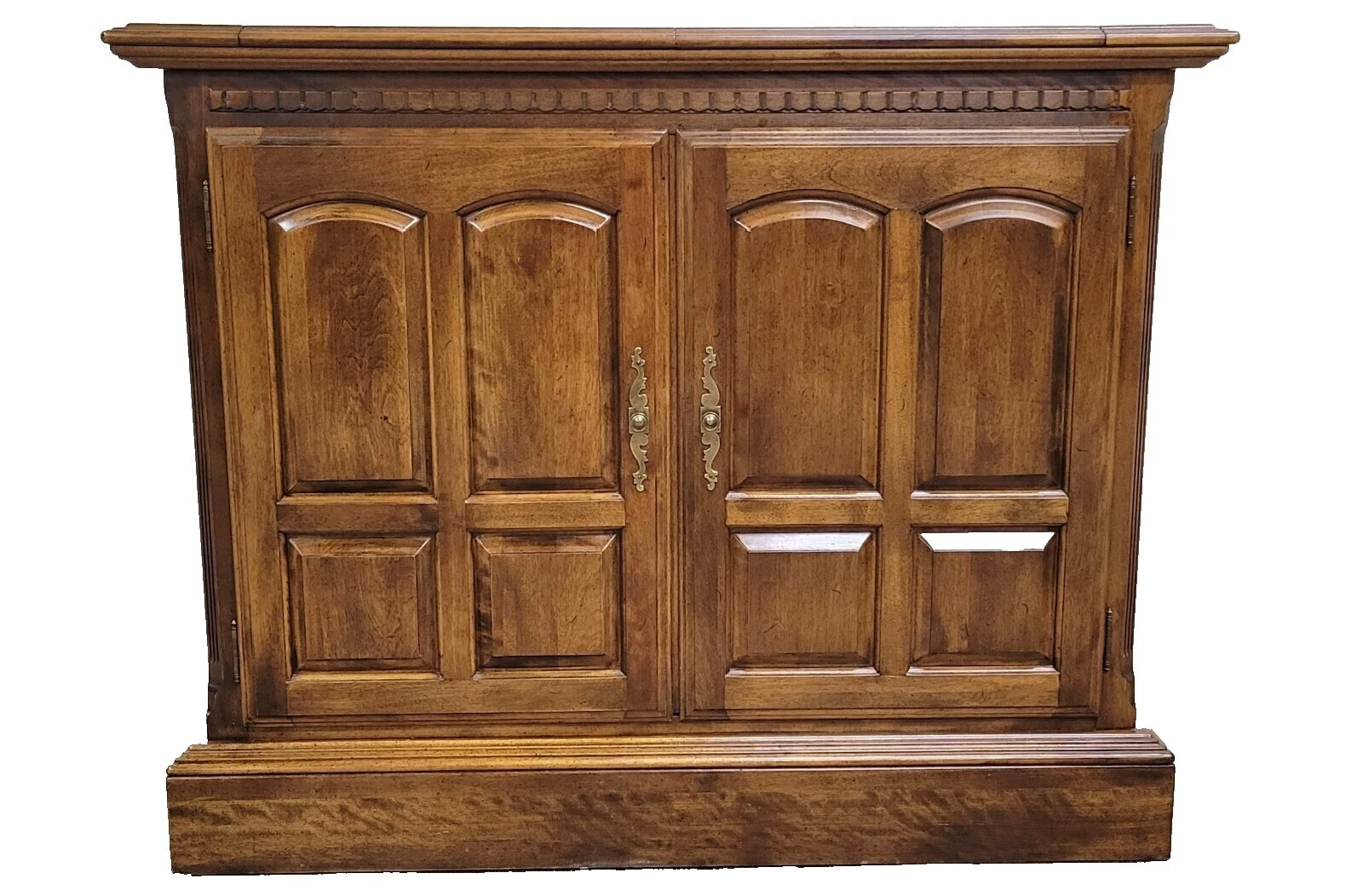 Серванты, буфеты и тележки Ethan Allen из клена