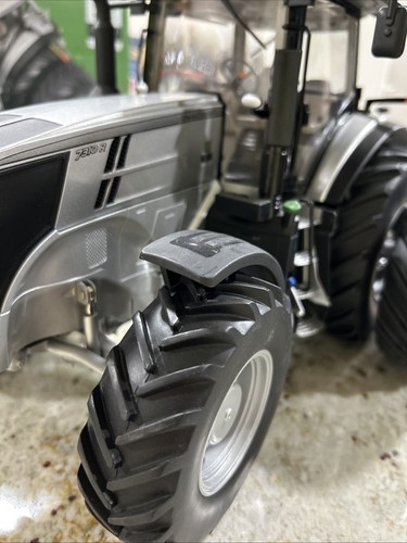 1/16 John Deere 7310R Prestige Silver Tractor 100Th Ann. Special Edition LP68807 - Picture 4 of 8