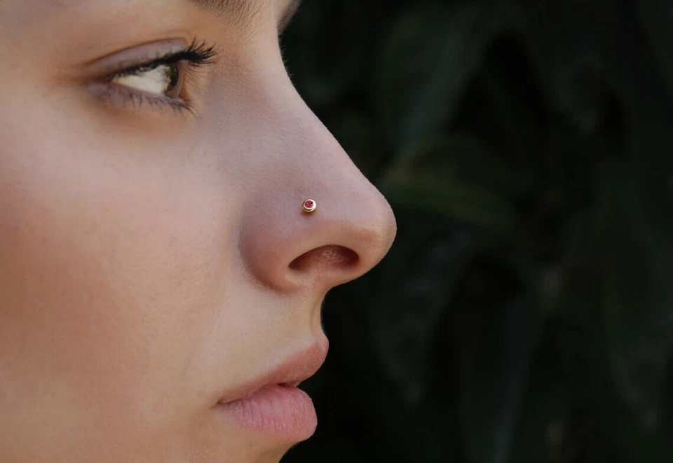 Conjunto de moldura real 0,04 ct nariz rubi vermelho parafuso anel piercing pino ouro amarelo 14K - Imagem 3 de 4