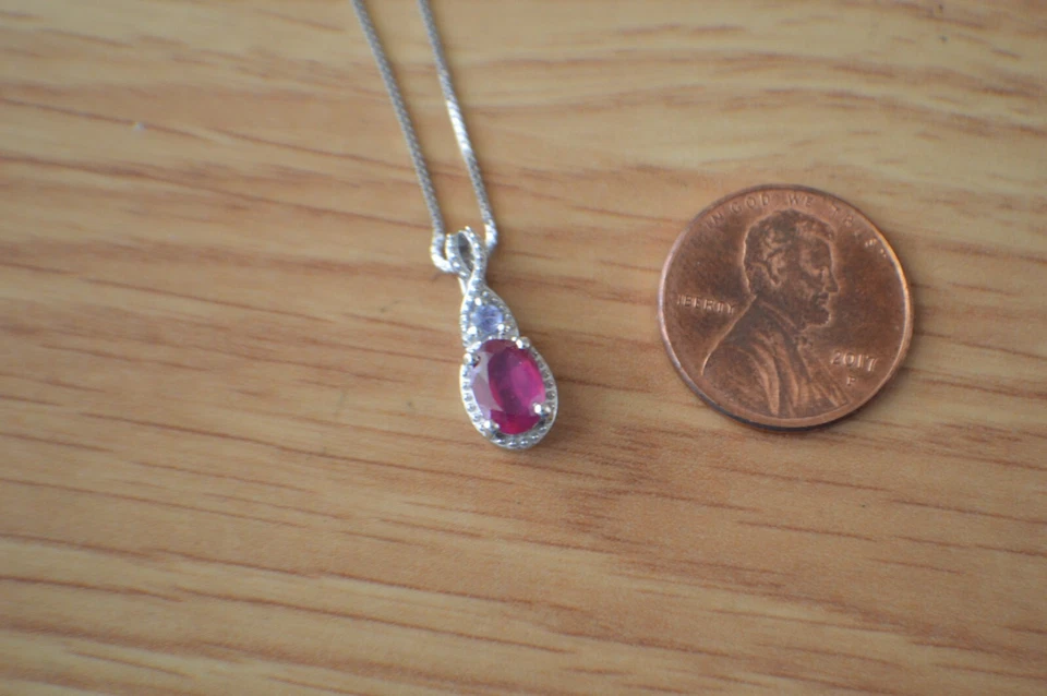 Colgante de rubí/tanzanita Niassa de 1,05 quilates con cadena de 18" de rodio sobre plata de ley Foto 2 de 4