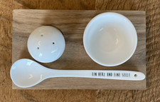 Eierbecher Set mit Salzstreuer Löffel Holzbrett Porzellan Räder Design Frühstück