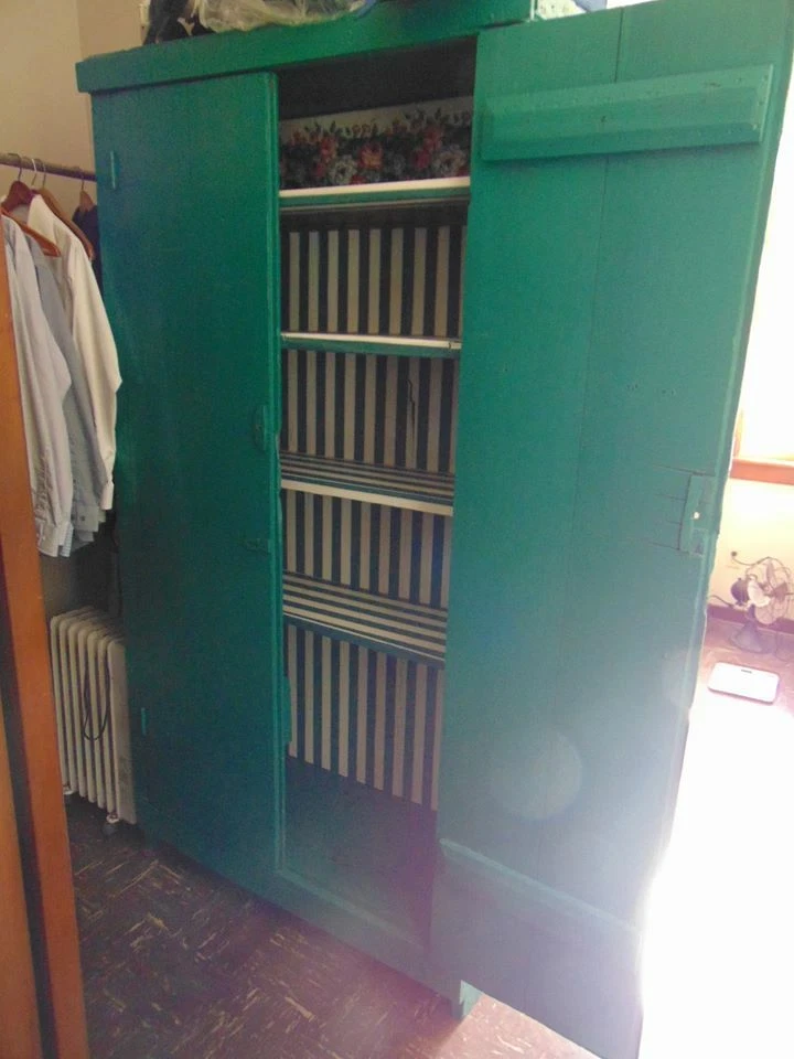 Antiguo armario alto rústico de madera recuperada GRAN cabaña antigua granero único sistema operativo Foto 2 de 4