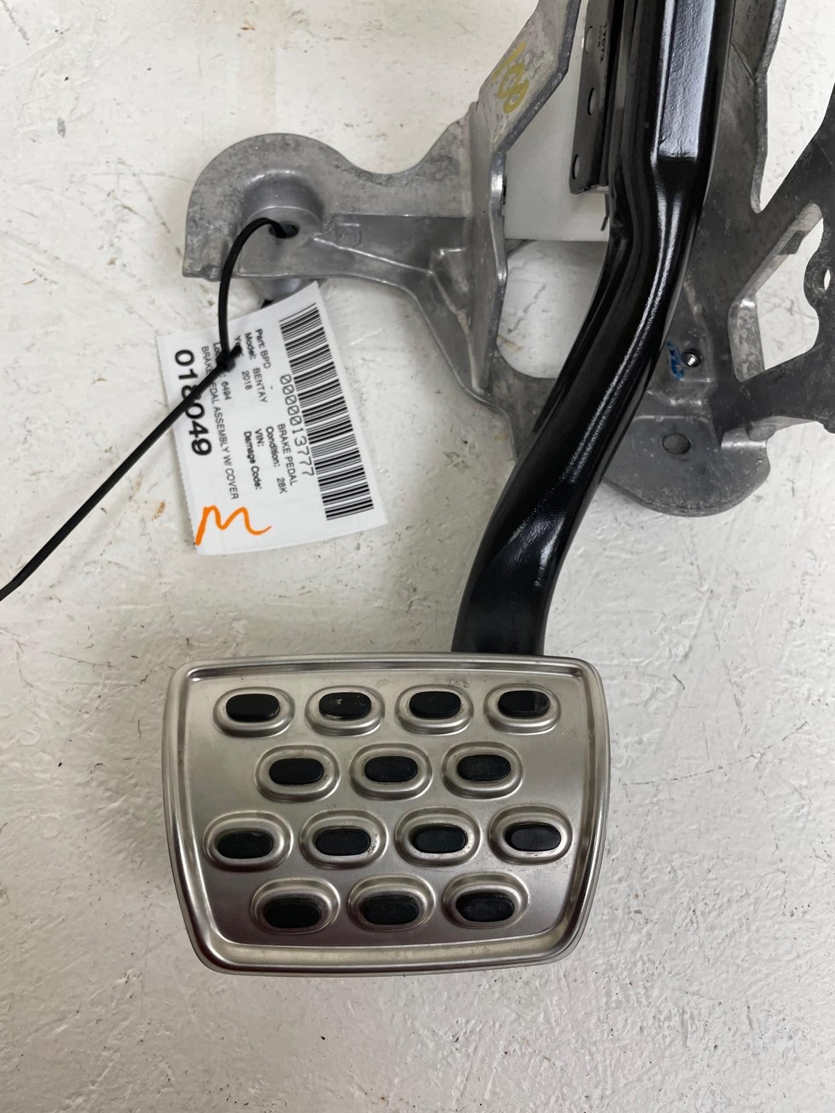 2016-2020 BENTLEY BENTAYGA BRAKE PEDAL ASSEMBLY W/ COVER PAD SILVER / BLACK