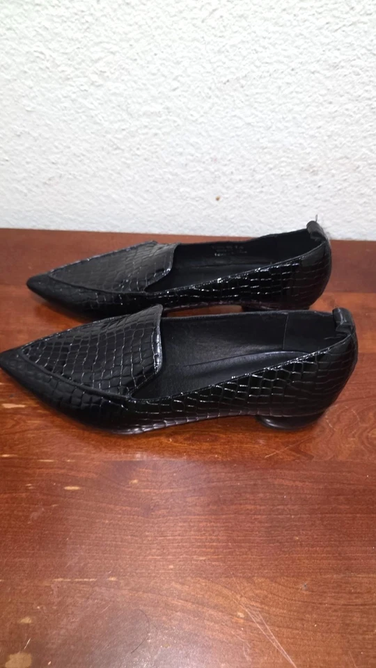 Mocasines Jeffrey Campbell de cuero negro con relieve de cocodrilo en punta tacones redondeados para mujer Foto 2 de 4