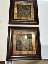Opera d'arte decorativa da parete incorniciata con una piastrella da soffitto in finta latta o metallo