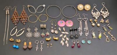 ASSORTMENT LOT OF 29 PAIR GOLD/SILVER TONE DANGLE/STUD PIERCED EARRINGS VTG-NOW