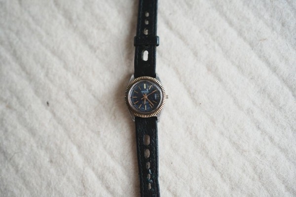 Cronel Automatic Damenuhr, blaues Zifferblatt, goldene Lünette.