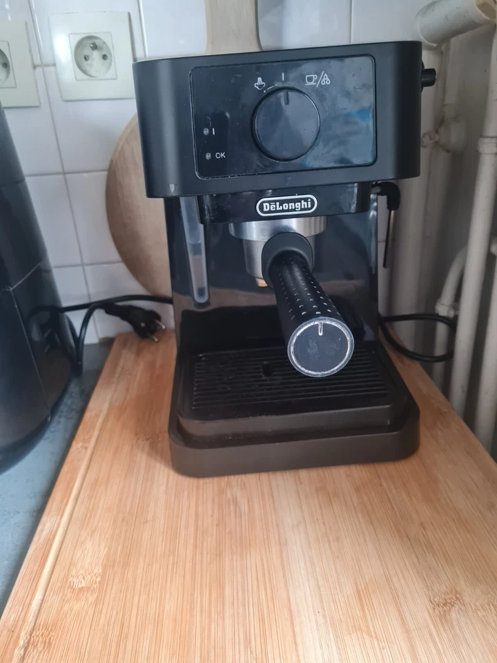 DELONGHI Machine à Café Expresso MAGNIFICA S Cafetière Avec Broyeur ECAM22.140.B