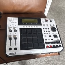 Akai Professional MPC2500 Sampler  Sequencer 217/500 White 16-Pad