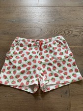 Weiße Frottee Short mit Erdbeerdesign von Mini-Boden in Größe 152