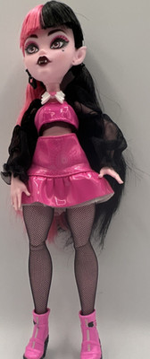 Monster High Draculaura Fashion Doll Pink Black Hair Elf Ears Pink Outfit Boots