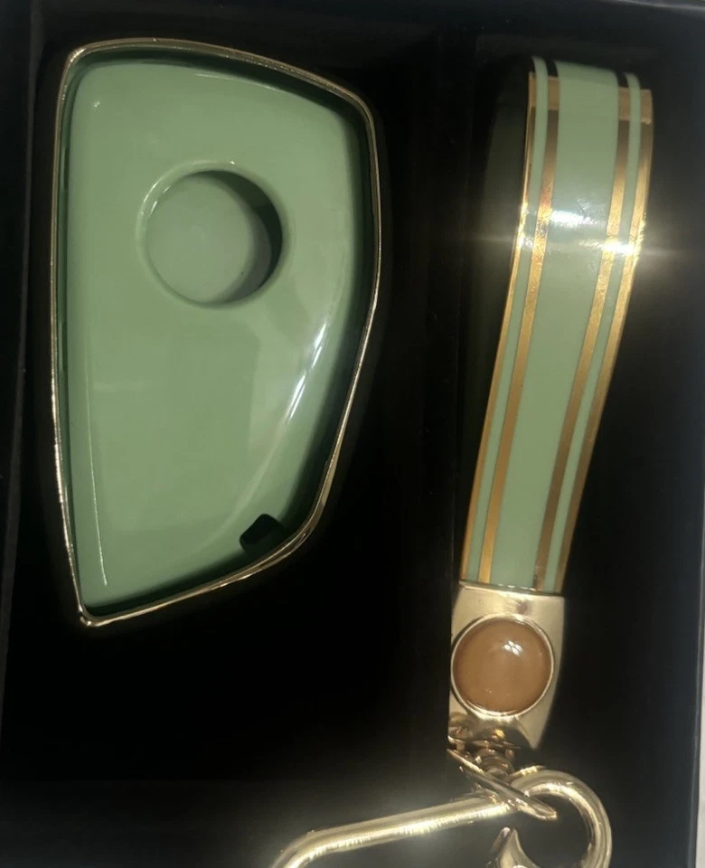 Funda Llavero en Llavero Verde y Oro Cinco Botones y Pulsera Foto 2 de 4