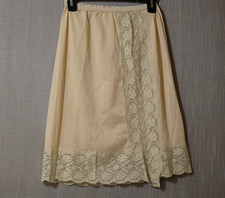 EUC HENSON KICKERNICK Nude w/ Lace Half Slip Juniors Size 13 A7-12