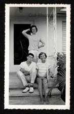 HAPPY WOMAN HAND ON HEAD HIP SMILING w/FRIENDS PORCH OLD/VINTAGE PHOTO- B777