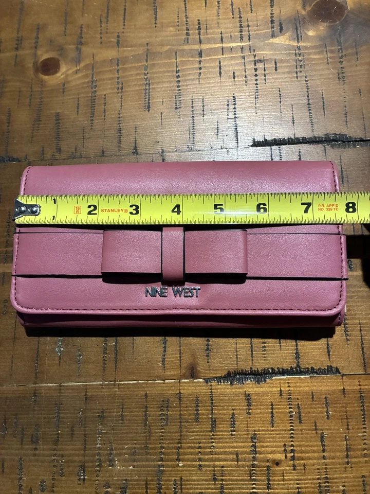 Cartera sin asas rosa Nine West para mujer - un montón de ranuras para tarjetas Foto 3 de 4