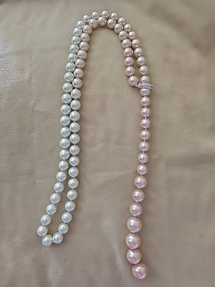 Impresionante hilo de perlas de vidrio rosa a blanco ombre con cierre de tono rosa circonita 