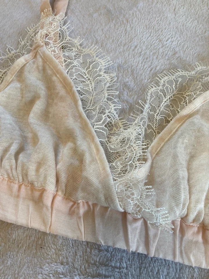 Sujetador bralette semi transparente de encaje rosa y blanco Eloise talla mediana  Foto 2 de 4