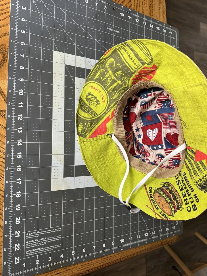 Веселая шляпа, рыболовство/солнце ведро шляпа вверх-cycled Trader Joe's сумки. Как на фото. - Изображение 3 из 4