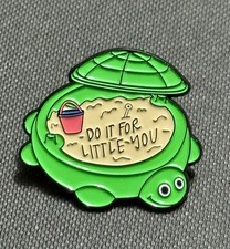 Do It For Little You Sandkasten Schildkröte Zitat Metall Pin Anstecker Brosche BMTH Meme Goth