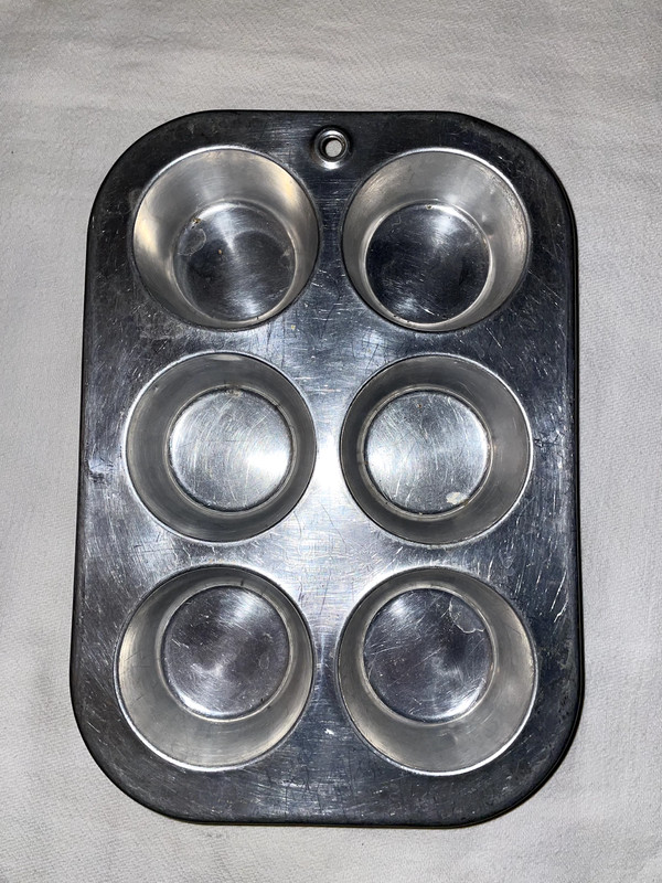 Comet Aluminum 6 Muffin/Cupcakes Tin 10" x 7"