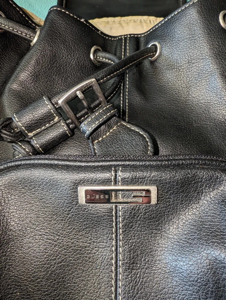 Mochila grande de cuero granulado sintético negro GUESS de colección con cordón Foto 4 de 4