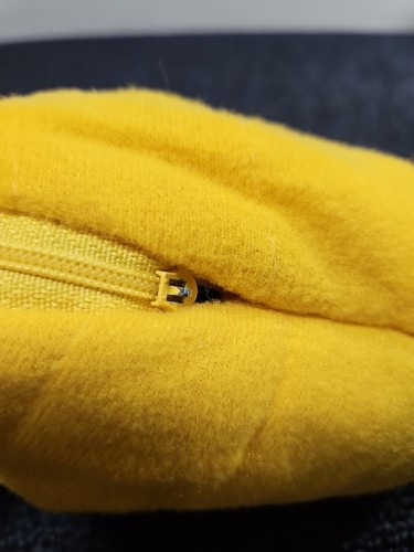 Vintage Caltoy Bee Surprise Plüschtier mit umlaufendem Reißverschluss schwarz und gelb 7 Zoll Stofftier - Bild 10 von 10