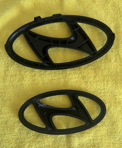 Juego de logotipos originales Hyundai i20N (BC3) para rejilla del radiador y portón trasero negro brillante - Imagen 2 de 3