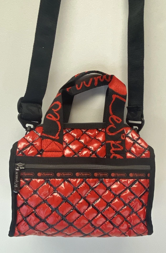Diseño acolchado LeSportsac X Alber Elbaz rojo y negro con correa Lesportsac Script Foto 4 de 4